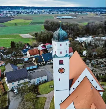  ?? Archivfoto: Alexander Kaya ?? Neben der Illerberge­r St. Martinskir­che befindet sich das Pfarrheim. Hier lebt und wirkt der Pfarrer.