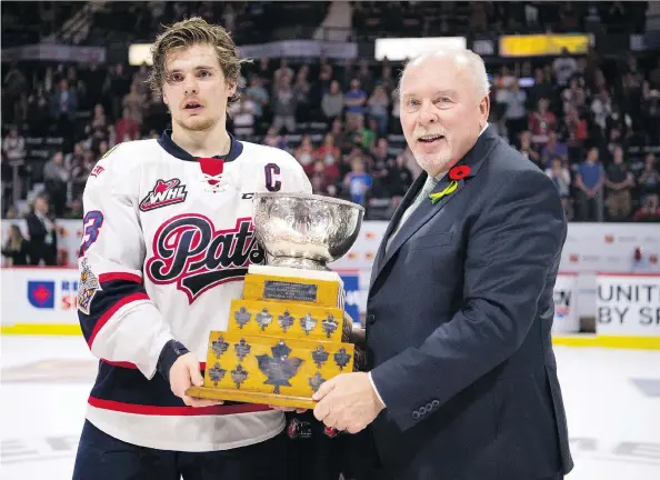  ?? BRANDON HARDER ?? Even as Regina Pats captain Sam Steel received the trophy as Memorial Cup MVP from CHL commission­er David Branch on Sunday, his mind was still on the team’s loss.