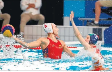  ?? JOSÉ MÉNDEZ / EFE ?? La española Bea Ortiz trata de lanzar la pelota ante la húngara Vanda Valyi durante la semifinal olímpica.