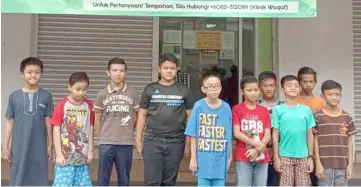  ??  ?? The boys pose for the camera before undergoing circumcisi­on at Klinik Waqaf An-Nur Semariang.