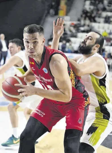  ?? FIBA ?? Sulejmanov­ic defiende la posesión durante el partido de ida disputado en Turquía.