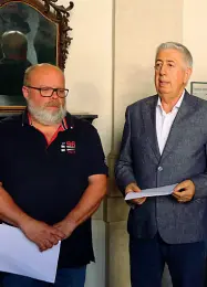  ??  ?? Attesa Daniele Ferrarin (a sinistra) e il candidato sindaco cinque stelle Francesco Di Bartolo sabato, alla consegna della lista