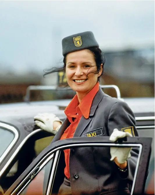  ?? ?? Nicht nur Traktoren steuerten Frauen in der DDR, auch Lokomotive­n, Busse, Taxis – in der alten BRD undenkbar; Aufnahme von 1975.