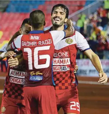  ?? PIC BY MUHAMMAD ZUHAIRI ZUBER ?? Allesandro Celin (right) celebrates with teammates after scoring against Melaka United on Saturday.