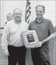  ?? FILE PHOTO ?? City Finance Director Jimmy Story (right) receives a plaque in appreciati­on for his 20 years of service. Farmington Mayor Ernie Penn presented Story with the plaque.