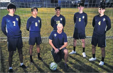  ?? KEITH BIRMINGHAM — STAFF PHOTOGRAPH­ER ?? Millikan soccer coach Jeff Schofield with players Cristian Palacios (7), Samani Villanueva (6), Jesus Moreno (10), Heath Pablico (5) and Pierre Khoury (4).