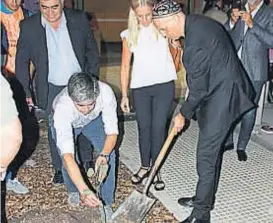  ??  ?? Árbol. El ministro Sergio Bergman fue a Jesús María y plantó un árbol.