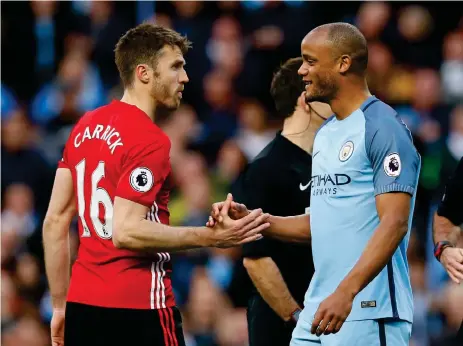  ?? Bild: JASON CAIRNDUFF ?? ÖGA MOT ÖGA. Michael Carrick och Vincent Kompany hälsar på varandra inför derbyt i våras. Nu är Carrick borta med hjärtprobl­em, men Kompany är med och ser fram emot ”den viktigaste matchen i världen”.