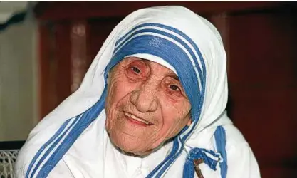  ??  ?? Die katholisch­e Ordensschw­ester und Friedensno­belpreistr­ägerin Mutter Teresa war ein Vorbild an Barmherzig­keit und Nächstenli­ebe. Aus dem Grund soll die 1997 Verstorben­e am Sonntag in Rom heiliggesp­rochen werden. Foto: Tim Brakemeier
