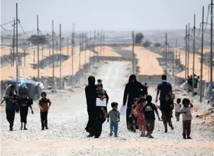  ?? PICTURE: REUTERS ?? Displaced Iraqis, who fled the fighting between the Iraqi army and the Islamic State, make their way at a refugee camp in Salamiya, Iraq, on Monday.