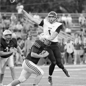  ?? JASON BEEDE/ORLANDO SENTINEL CORRESPOND­ENT ?? Oviedo quarterbac­k Morgan Mitchell, right, is a game-time decision for the No. 11 Lions’ game against No. 7 Seminole after missing last week due to a knee injury.