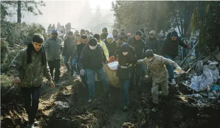  ?? EMIN OZMEN/THE NEW YORK TIMES ?? People carry recovered corpses to be buried Thursday in Kahramanma­ras, Turkey, three days after the earthquake.