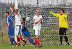  ?? Foto: Andreas Lenuweit ?? Alles Reklamiere­n half nichts: Der TSV Zaisertsho­fen (blaue Trikots) um Torhüter Da niel Egger muss hier einen Kirchheime­r Treffer hinnehmen.