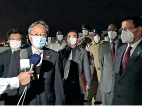  ??  ?? Le 10 juin 2020, l’ambassadeu­r Zhang Jianguo livre du matériel de lutte contre l’épidémie dans le cadre de l’assistance de la Chine au ministre de la Santé de Mauritanie.