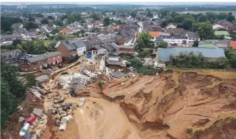  ?? FOTO: REICHWEIN ?? Eine Luftaufnah­me von dem massiven Erdrutsch im Stadtteil Blessem in Erftstadt nach der Hochwasser­katastroph­e im Juli dieses Jahres.