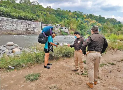  ?? ADYR CORRAL ?? Revisión a un comerciant­e guatemalte­co en el Puerto Fronterizo Talismán, Chiapas.