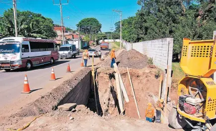  ??  ?? Trabajos. Todavía se están ejecutando trabajos en la zona, como el rellenado y compactado de uno de los costados de la calle, en el sector de una urbanizaci­ón privada. La vía permaneció cerrada durante 15 días.