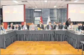  ??  ?? Reunión de autoridade­s de Industria y Comercio del Mercosur, reunidos ayer en el local del MIC, bajo la actual presidenci­a pro tempore de Paraguay.