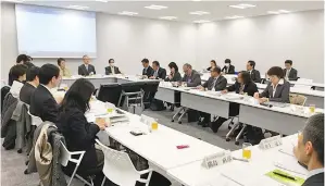  ??  ?? DATUK Dr. Ahmad Kushairi Din membentang­kan mengenai MSPO dalam mesyuarat Jawatankua­sa Kerja Perolehan Mampan di Tokyo, Jepun.