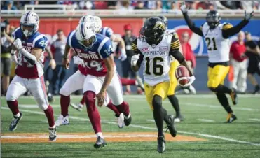  ?? GRAHAM HUGHES, THE CANADIAN PRESS ?? Hamilton Tiger-Cats’ Brandon Banks breaks away from Alouettes pursuers to score a touchdown Sunday in Montreal.