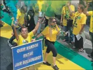  ??  ?? Personas participan en una manifestac­ión contra el Partido de los Trabajador­es (PT) y su abanderado presidenci­al, Fernando Haddad