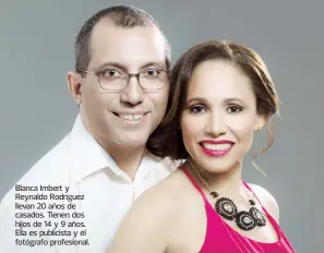  ??  ?? Blanca Imbert y Reynaldo Rodríguez llevan 20 años de casados. Tienen dos hijos de 14 y 9 años. Ella es publicista y él fotógrafo profesiona­l.