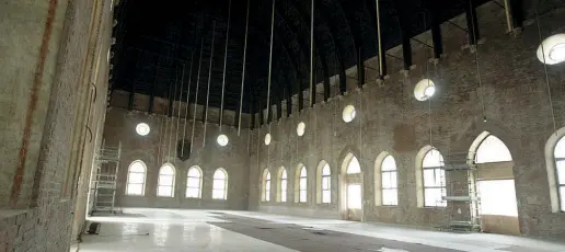  ??  ?? Da vedere Il salone al primo piano della Basilica durante il restauro: fra un mese si potrà ammirare di nuovo senza allestimen­ti delle mostre