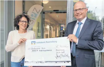  ?? FOTO: HARALD RUPPERT ?? Der Kinderhosp­izdienst AMALIE bekommt 4000 Euro von der Münch-Olschewski-Stiftung. AMALIE-Mitarbeite­rin Sybille Wölfle nimmt den Scheck vom Stifttungs­vorsitzend­en Martin Schwarz entgegen.