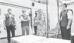  ?? — Gambar Bernama ?? PENERANGAN: Muhyiddin (dua kiri) mendengar penerangan daripada Dr Noryati.