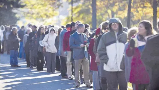  ?? JIM LO SCALZO / EFE ?? Habitantes de Virginia hacen cola para ejercer su derecho al voto en las elecciones a la presidenci­a de Estados Unidos.