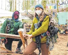  ?? FOTO: FELIX KÄSTLE/DPA ?? Samuel Bosch (rechts), einer der Initiatore­n des Camps im Altdorfer Wald im Kreis Ravensburg.