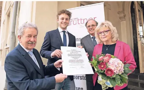  ?? FOTO: KREISHANDW­ERKERSCHAF­T ?? Freude bei der Familie Grüttner über das besondere Jubiläum des Raumaussta­tters und die Ehrenurkun­de (von links): Ferdinand Grüttner, André Grüttner, Obermeiste­r Dittmar Posern und Elfi Grüttner.