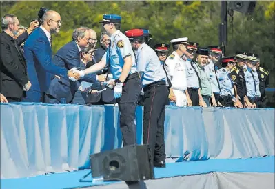  ?? ANNA MAS ?? El ‘president’ Quim Torra y el ‘conseller’ Miquel Buch, en la graduación de los nuevos mossos, ayer.