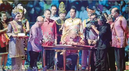  ?? FILE PIC ?? Prime Minister Tun Dr Mahathir Mohamad signing the Malaysia Day book as a symbol to commemorat­e the formation of Malaysia in 1963 during the Malaysia Day celebratio­n in Kota Kinabalu recently.