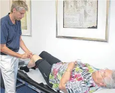  ?? FOTO: KLINIKUM LANDKREIS TUTTLINGEN ?? Akupunktur ist eine der Behandlung­smethoden Dr. Frank Schulers gegen chronische­n Schmerz.