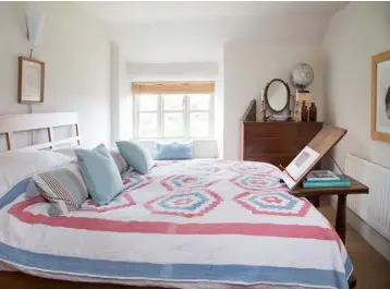  ??  ?? COSY GUEST ROOM BELOW Muted bedlinen adds a soothing touch of colour to the neutral room.