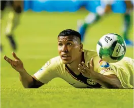  ??  ?? Roger Martínez pide explicacio­nes en el césped, en un partido del América.