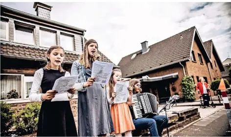  ?? RP-FOTO: ANDREAS ENDERMANN ?? Ein liebgewonn­enes neues Ritual auf der Mittelstra­ße in Lank: Die Familienko­nzerte von Familie Höttecke.