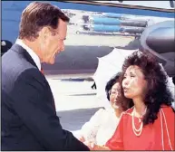  ??  ?? 1988年在總統選戰­最後衝刺階段，黃趙企晨到洛杉磯機場­迎接老布希。 （黃趙企晨提供)