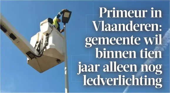  ?? FOTO ELKE LAMENS ?? De nieuwe led-armatuur wordt geplaatst.