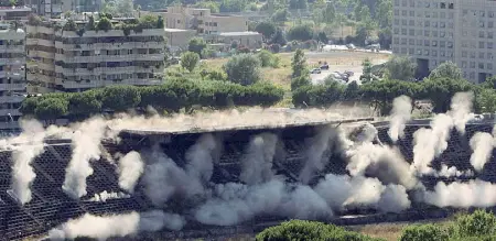  ??  ?? L’esplosione che ha abbattuto le vecchie tribune del velodromo, il 25 luglio di dieci anni fa