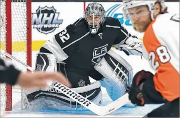  ?? Luis Sinco Los Angeles Times ?? KINGS GOALIE Jonathan Quick and Flyers center Claude Giroux appear focused in the second period.