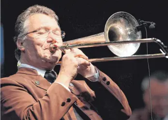  ?? FOTO: RENETRAUT.DE ?? Ernst Hutter und die Egerländer Musikanten setzen fort, was Ernst Mosch so formuliert­e: „Musik ist das Schönste auf der Welt.“