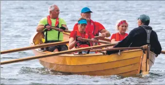  ??  ?? An Arran crew head off to the start line.