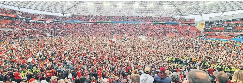  ?? FOTO: UWE MISERIUS ?? Da brachen alle Dämme: Kurz nach Abfiff stürmten Fans aufs Spielfeld.