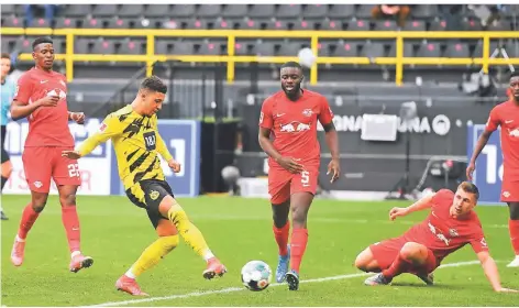  ?? FOTO: BERND THISSEN/DPA ?? Dortmunds Stürmer Jadon Sancho (vorne) im Duell mit Leipzigs Abwehrspie­ler Willi Orban beim jüngsten Duell zwischen den beiden Klubs.