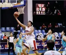  ?? (PBA Media Bureau photo) ?? Ginebra's Prince Caperal attempts a layup against Phoenix Super LPG.