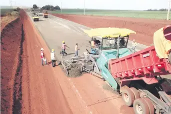  ?? ?? Ruta Corredor de la Exportació­n tiene como objetivo interconec­tar extensas áreas de cultivos mecanizado­s con los puertos graneleros que se encuentran sobre la hidrovía del río Paraná.