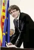  ??  ?? Firmes. Los miembros del Gobierno firmaron la “Declaració­n de los representa­ntes de Cataluña”.