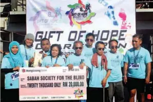  ??  ?? PERTUBUHAN Bagi Orang-orang Buta Sabah bersama sumbangan Larian Amal `Gift of Hope’ 2016 di Kompleks Sukan Penampang pada Ahad.